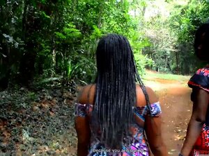 Promenade en PUBLIC, baise lesbienne avec godemiché privé