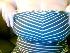 Milf amateur aux gros seins se masturbe avec un gode en verre,