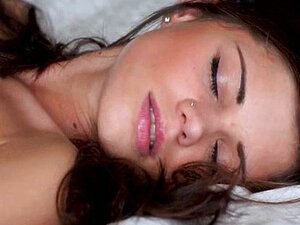 brune se masturbant en solo sur un gros lit