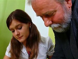 Une étudiante câline a été taquinée et baisée par un instructeur