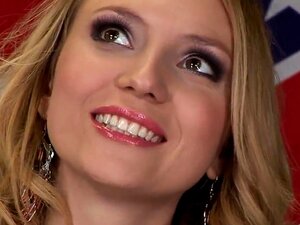 Nataly Von pose devant la caméra, montrant son beau corps naturel et