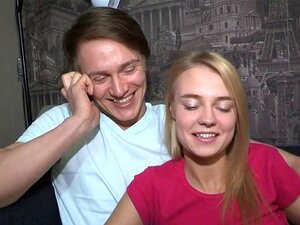 Fornication de cocu explicite. La douce chérie gémit de plaisir