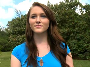 Une femme sensuelle atteint des orgasmes brillants lors d'une séance