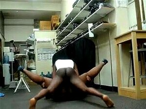 Grosse et belle femme, Sally est une grosse femme noire qui adore se