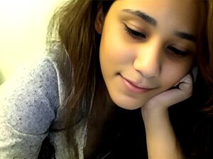 Découvrez le charme envoûtant d'une brune séduisante qui vous