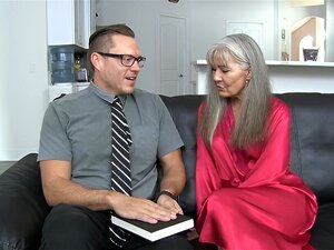 Une MILF Excitée Donne Sa Chatte Mature À Une Missionnaire