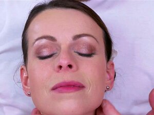 Une MILF brune chaude baisée par un masseur. Une MILF brune nue se