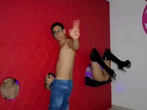 Je vais dans un club échangiste et j'entre dans la salle glory hol et