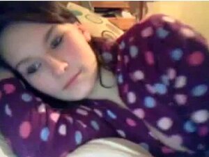 Plongez dans la passion d'une beauté aux poils naturels. Admirez son