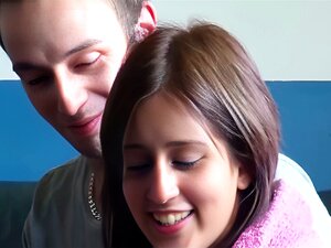 Vrai couple Zarina et Jay discutent avant de baiser devant la caméra