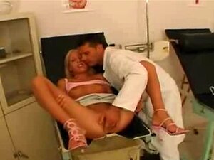 BAISE CLINIQUE - Un docteur coquin sonde son patient. On a ce docteur