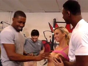 Femme déjantée adore se faire baiser devant son mari (Astrid Star)