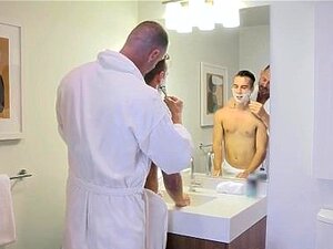 FamilyDick - Beau-fils timide apprend par son beau-père à se raser