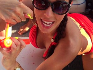 Rachel Starr avale une bière bong style 2
