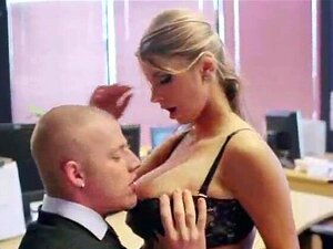 La mignonne de bureau aux gros seins se fait baiser durement sur un
