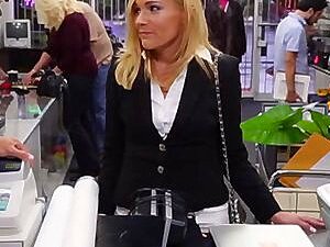 Lesbienne amateur pisse en train de boire une MILF chaude