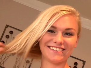 La blonde sexy Jessie se fait écarter et lécher le cul !