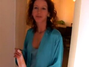 Une femme au foyer mariée ennuyée et solitaire trompe la scène de