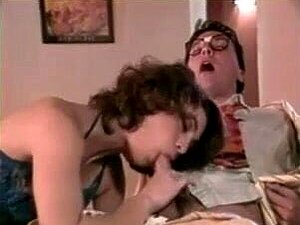 Vanessa Chase fait un don de cul à un nerd