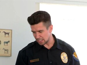 Un policier corrompu baise un nouveau délinquant