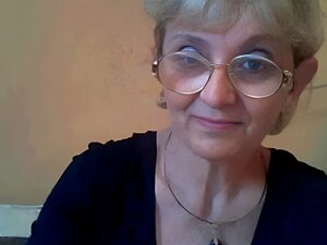 Mignonne mature petite mamie cam mamie