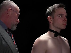 Regardez Danny Wilcoxx se faire baiser par ses trois vieux maîtres