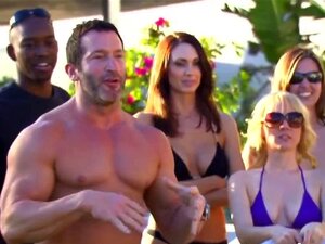 Un groupe joue à un jeu de chaises musicales nues. Un groupe