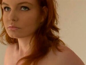 Le chaton doux est un pot de miel rétréci béant en gros plan