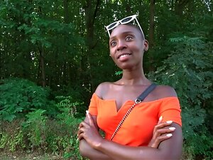 Une salope noire a décidé de baiser publiquement avec un inconnu