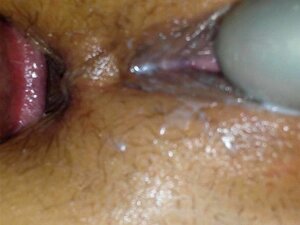 Une MILF fraîche et tatouée adore jouer avec sa chatte avec une