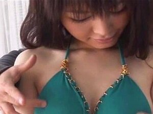 Une mignonne japonaise se fait baiser fort par derrière (non