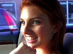 Gros nichons et cul, mignonne baise dans une voiture. La rousse aux