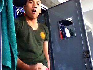 Un garçon asiatique de 18 ans se branle dans les vestiaires. Un
