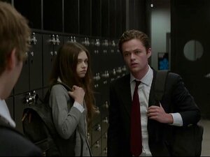 La séduisante étudiante brune India Eisley est la vedette d'une