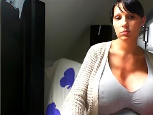 Une MILF brune séduisante exhibe ses courbes renversantes dans une
