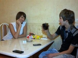 Petite chaudasse écarte les jambes bien ouvertes