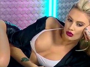 Paparazi-Naked Hollywood Stars-001 Mikki à la télévision