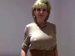 Une mature britannique adultère, Sonia, exhibe ses énormes nichons.