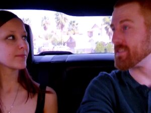 Femme introvertie découvre la fête en elle une fois au swing house.