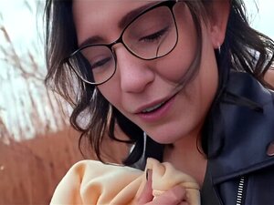J'ai froid, réchauffe-moi et jouis sur ma chatte - Un agent public