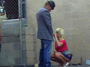 Une fille à gros seins présente une pipe de première classe à