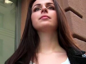 Un faux agent a ramassé une sexy brune amateur européenne en public