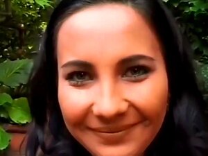 Ange aux cheveux noirs est précieux pour prendre facials bukkake,