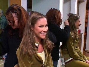 5 salopes chaudes baisent pendant que les maris regardent. Cette