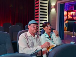 Un couple plus âgé Syren DeMer et Dick Chibbles Athena dérangé par