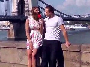 Une journaliste interviewe un nouveau mec, ils finissent par baiser