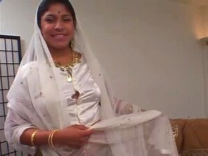 Une Indienne suce et copule deux verges par derrière