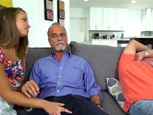 Glenn laisse Liza Rowe chevaucher sa bite dans la chambre