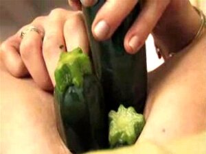 LA MIGNONNE AUX GROS SEINS S'AMUSE AVEC LE CONCOMBRE C5M. LA MIGNONNE