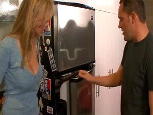 La blonde Julia Ann se fait clouer et éjaculer sur le visage